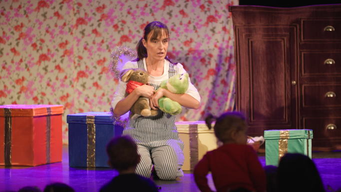 Spectacle "Le Cadeau" pour enfant de 6 mois à 5 ans  une histoire joyeuse et colorée avec danse, manipulation d'objets et langue des signes.