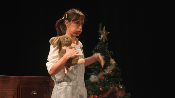 Spectacle "Le Cadeau" pour enfant de 6 mois à 5 ans  une histoire joyeuse et colorée avec danse, manipulation d'objets et langue des signes.