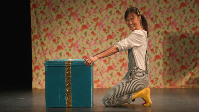 Spectacle "Le Cadeau" pour enfant de 6 mois à 5 ans  une histoire joyeuse et colorée avec danse, manipulation d'objets et langue des signes.